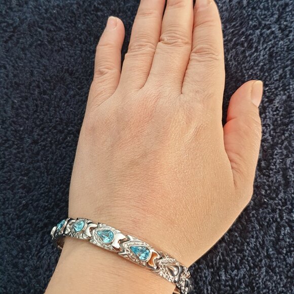 Gorgeous Silver Linked Bracelet with Blue Teardrop Crystal Rhinestones - Picture 6 of 17